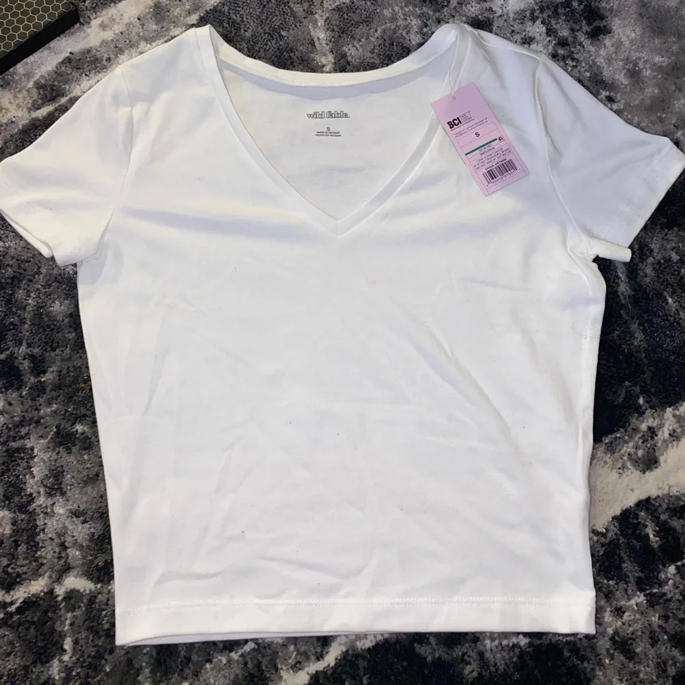 NWT - Red and White Cropped Shirts - Picture 2 of 3